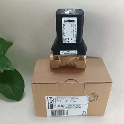 AC220V 8W Burkert الأصلي 00221605 6213 NC الصمام الكهربائي ، G1/2 منفذ 13 فتحة NBR الغسيل ، غطاء النحاس يعمل عند -10 °C إلى 80 °C 0-10bar