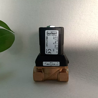 AC220V 8W Burkert الأصلي 00221605 6213 NC الصمام الكهربائي ، G1/2 منفذ 13 فتحة NBR الغسيل ، غطاء النحاس يعمل عند -10 °C إلى 80 °C 0-10bar
